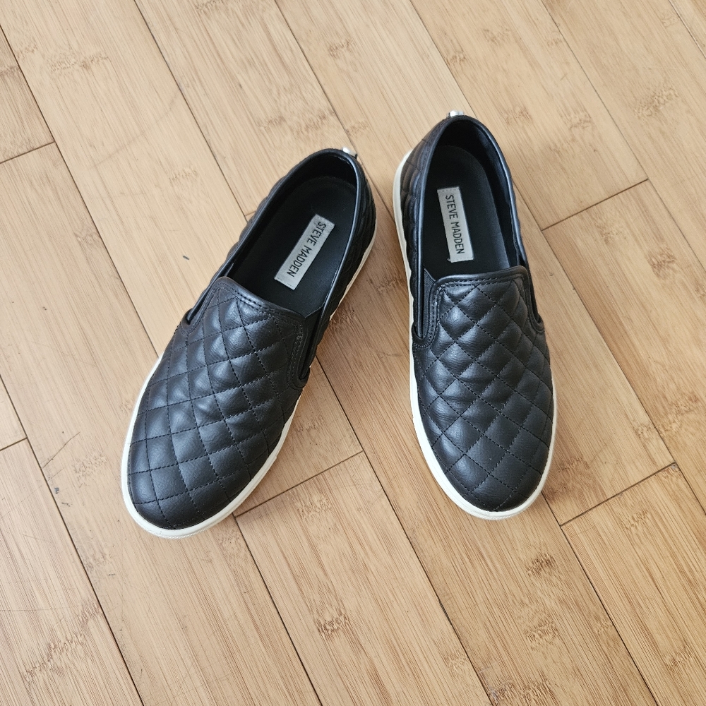 STEVE MADDEN Quilted Slip on Shoes Size 9